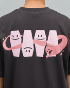 Detailaufnahme des Rückenprints auf dem dunkelgrauen T-Shirt: Vier rosa Särge mit unterschiedlichen Gesichtsausdrücken stehen nebeneinander, durchzogen von einem rosa, schlangenartigen Band mit Katzengesicht und ausgestreckter Pfote.
