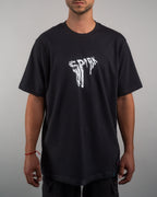 Frontalansicht eines schwarzen T-Shirts mit weißem, verzerrt-illustriertem „SPRK“-Schriftzug mittig auf der Brust. Der Schnitt ist locker und die Ärmel reichen knapp über die Ellenbogen.