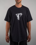 Frontalansicht eines schwarzen T-Shirts mit weißem, verzerrt-illustriertem „SPRK“-Schriftzug mittig auf der Brust. Der Schnitt ist locker und die Ärmel reichen knapp über die Ellenbogen.