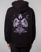 Rückansicht desselben schwarzen Hoodies. Das großflächige Rückenmotiv zeigt eine mystische Cartoonfigur mit Hörnern, Flügeln und Flammen in den Händen, die mit gekreuzten Beinen über einem lilafarbenen Pentagramm sitzt. Darüber schwebt eine lila Flamme, umgeben von Mondsichel, Sternen und Lichtlinien. Die Buchstaben „S“, „P“, „A“, „R“, „K“ sind rund um das Pentagramm angeordnet.
