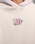  Detailansicht des Brustmotivs auf dem Hoodie. Zu sehen ist ein stilisiertes Herz in glänzendem Rosa, das von fünf vertikalen Linien in dunkler Stickerei überlagert wird.