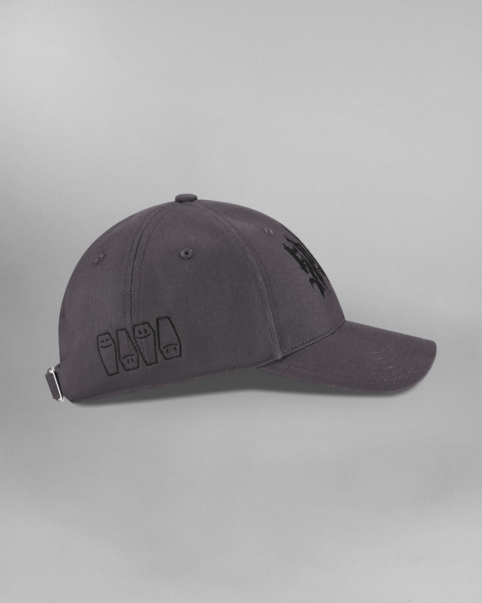 Seitenansicht von rechts: Die Cap zeigt auf der Seite vier kleine, nebeneinander platzierte Sarg-Illustrationen mit minimalistischen Gesichtern, alle in Schwarz gestickt.