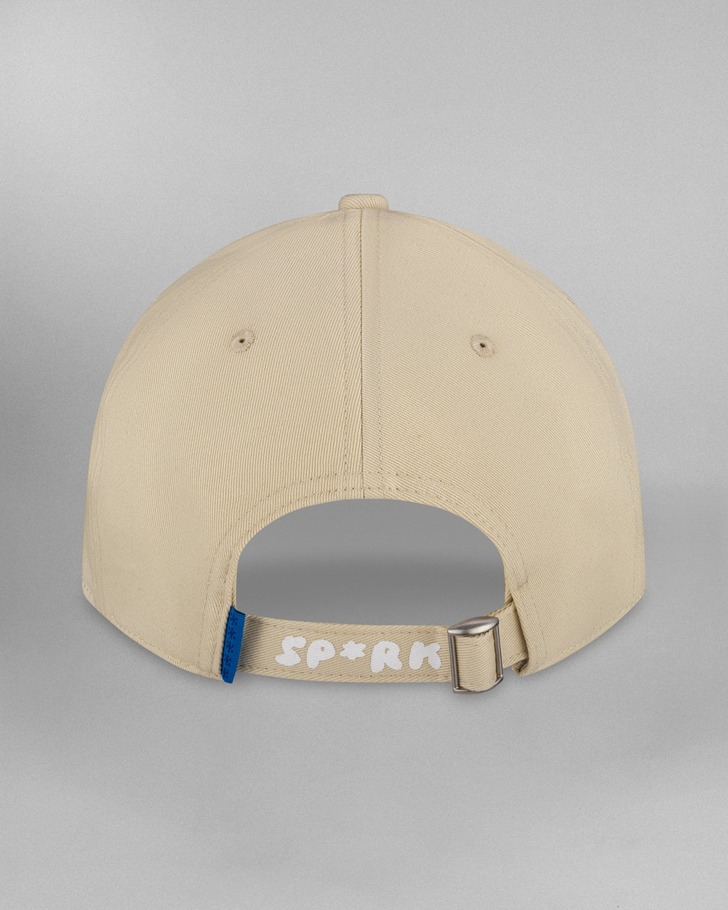 Beigefarbene Baseballcap in seitlich geneigter Frontansicht von rechts, mit dezent gebogenem Schirm und weißem Sticklogo in der Mitte. Nähte und Luftlöcher sind gleichmäßig verteilt.