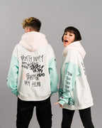 Zwei Personen in Rückansicht. Die Hoodies zeigen mehrfach den Schriftzug „PARTY IN MY HEAD“ auf dem Rücken und die Typografie „THINK“ auf den Ärmeln.