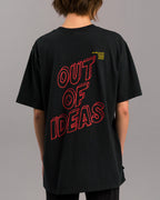Rückansicht des schwarzen T-Shirts mit großem, rotem Backprint in 3D-Optik: „OUT OF IDEAS“ in Großbuchstaben sowie kleinem gelben Textfeld oben rechts.