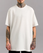 Vorderansicht eines weißen T-Shirts mit dezentem, weiß gesticktem „SPARK“-Schriftzug auf der Brust. Das Shirt hat einen klassischen Rundhalsausschnitt und ist locker geschnitten.