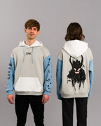 Zwei Personen tragen denselben Hoodie, jeweils von vorne und von hinten gezeigt. Der Hoodie ist hellgrau mit hellblauen Ärmeln und weißer Kapuze. Auf der Rückseite befindet sich eine große schwarze Kritzelgrafik eines dämonenartigen Wesens mit pinken Augen und Mund. Der linke Ärmel zeigt wiederholt den Schriftzug „THINK“ sowie weitere Illustrationen.