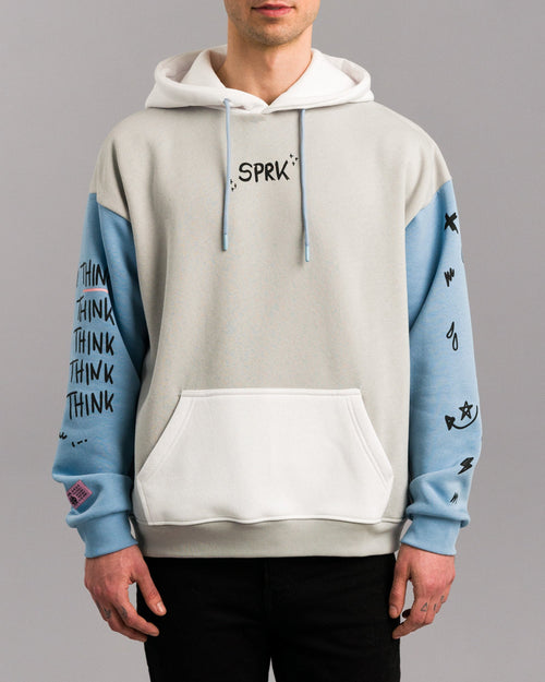 Frontalansicht des Hoodies mit Fokus auf die Vorderseite. Zu sehen sind die weiße Kängurutasche, hellblaue Ärmel mit schwarzem Druck und der zentrale schwarze „SPRK“-Schriftzug auf Brusthöhe.