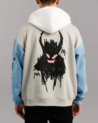 Rückansicht des Hoodies mit Fokus auf die große Illustration. Das Motiv zeigt eine krakelig-schwarze, dämonenhafte Figur mit rosa Augen und breitem Mund, gedruckt mittig auf den Rückenbereich.