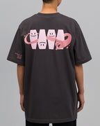 Rückansicht einer stehenden Person im dunkelgrauen T-Shirt. Zu sehen ist der großflächige Rückendruck mit den vier rosa Särgen mit Gesichtsausdrücken und dem durchlaufenden rosa Band in Form einer Katze. Auf dem linken Ärmel befindet sich zusätzlich ein kleiner rosa Schriftzug.