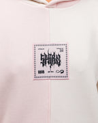 Nahaufnahme des quadratischen Frontpatches in Rosé mit schwarzem Print. Schriftzug „SPARK“ im verzerrten Stil, umgeben von grafischen Elementen wie Särgen, Symbolen und Schriftzügen.