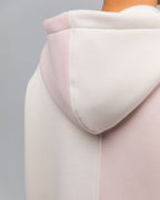Die Kapuze ist aus zwei Stoffteilen zusammengesetzt – cremefarben links, rosa rechts – und mittig vernäht.