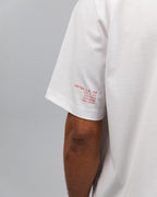 Detailaufnahme des linken Ärmels mit rotem Aufdruck: Seriennummern, Buchstabenkombinationen und der Markenname „L8KL.NLTD“. Der Druck ist fein und technisch anmutend.