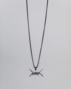 Freigestellte silberfarbene Halskette mit schwarzer Gliederkette und einem markanten, symmetrischen Anhänger in Stacheldraht-Optik, der ein stilisiertes Schriftlogo in Form gekreuzter Spitzen und Linien zeigt.
