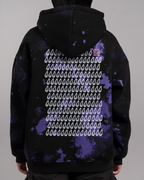 Komplette Rückansicht eines schwarzen Hoodies mit lilafarbenem Muster. Der Rücken zeigt einen vollflächigen Rasterdruck aus weißen Tropfensymbolen mit Gesichtern. Rechts oben ist ein technischer Schriftzug in Orange und Weiß gedruckt.