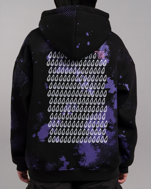 Komplette Rückansicht eines schwarzen Hoodies mit lilafarbenem Muster. Der Rücken zeigt einen vollflächigen Rasterdruck aus weißen Tropfensymbolen mit Gesichtern. Rechts oben ist ein technischer Schriftzug in Orange und Weiß gedruckt.