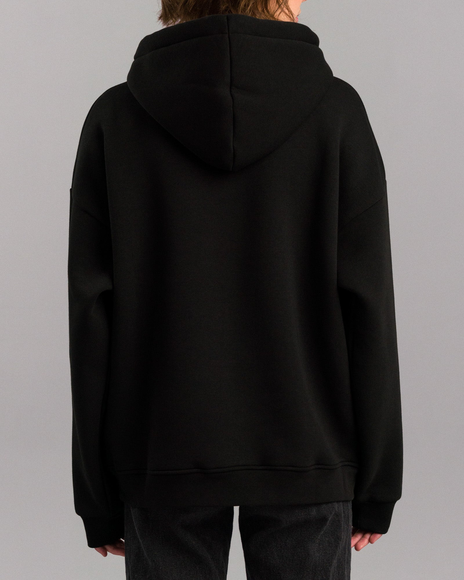 Rückansicht des schwarzen Hoodies mit schlichter Rückseite und aufgesetzter Kapuze.