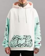 Hoodie in Weiß mit mintfarbenen Ärmeln und Kängurutasche. Die Tasche ist mit einem schwarzen, verästelten Herzmuster bedruckt. Die Kapuze ist innen rosa gefüttert. Auf dem linken Ärmel sind schwarze Illustrationen verteilt, auf dem rechten Ärmel beginnt eine Typografie.