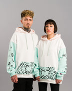 Zwei Personen tragen den Hoodie im Partnerlook. Beide Hoodies zeigen die Vorderseite mit mintfarbener Tasche und hellrosa Kapuze.