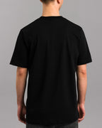 Rückansicht des schwarzen T-Shirts mit glattem Stoff ohne Print oder Applikationen.
