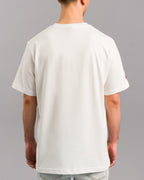 Rückansicht des weißen T-Shirts mit geradem Schnitt. Der Rücken ist unbedruckt und zeigt keine weiteren Details.