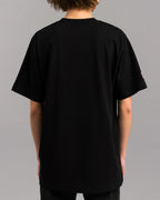 Rückansicht des schwarzen T-Shirts ohne sichtbare Details oder Drucke.