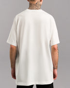 Rückansicht desselben weißen T-Shirts, schlicht ohne Print oder weitere Details, locker fallend mit geradem Saum.