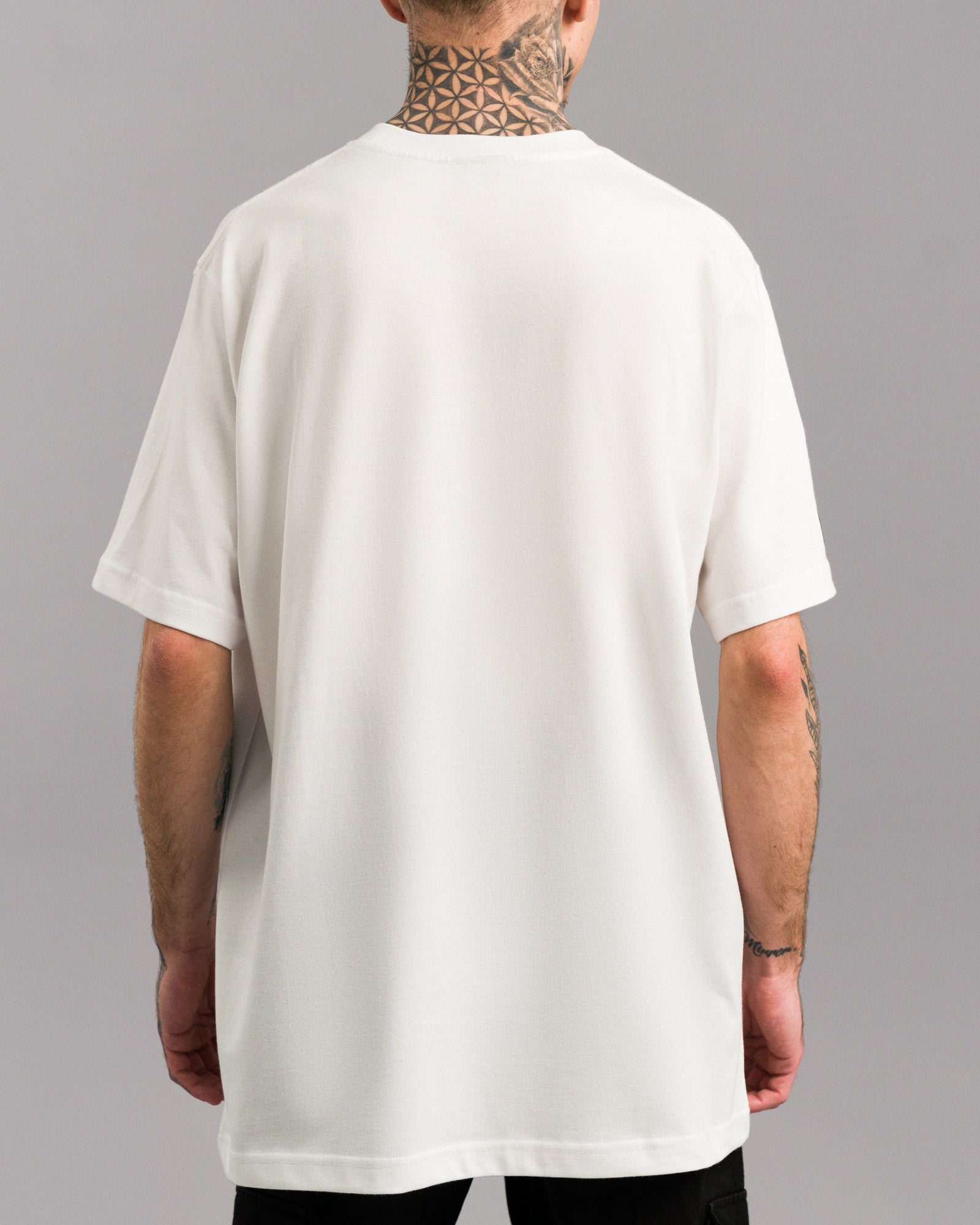 Rückansicht desselben weißen T-Shirts, schlicht ohne Print oder weitere Details, locker fallend mit geradem Saum.
