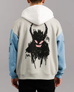Rückansicht des Hoodies mit Fokus auf die große Illustration. Das Motiv zeigt eine krakelig-schwarze, dämonenhafte Figur mit rosa Augen und breitem Mund, gedruckt mittig auf den Rückenbereich.
